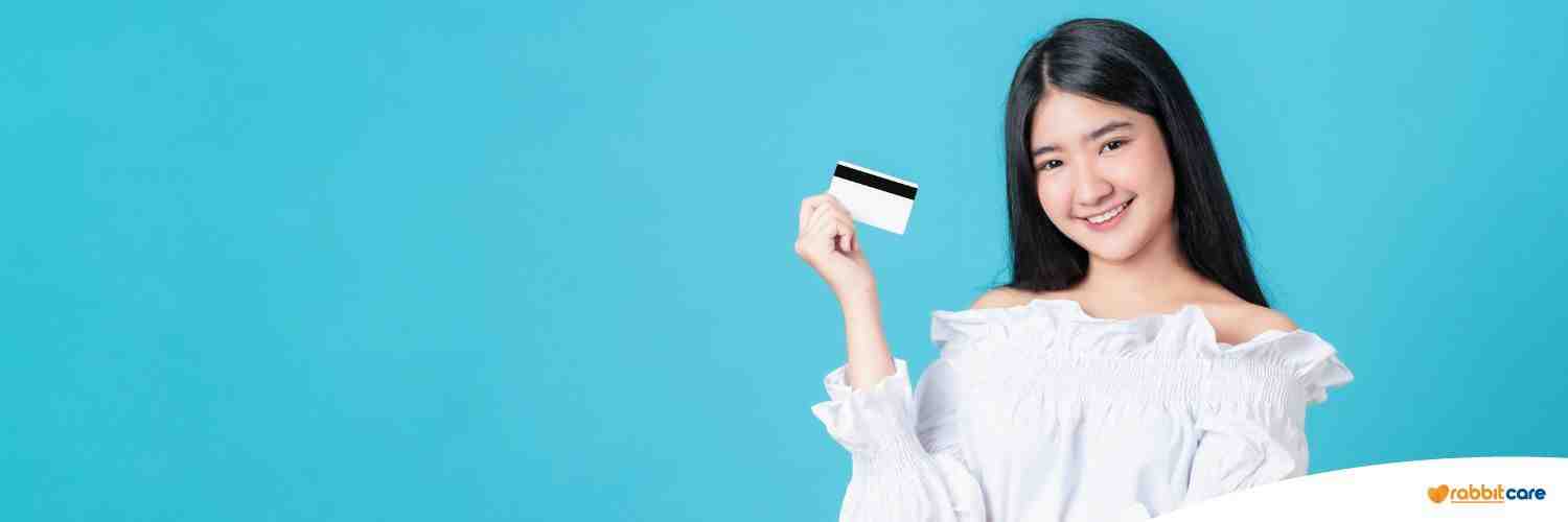 Cô gái cầm thẻ tín dụng tính lãi suất